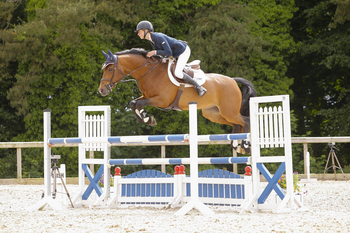 Chloe Reynolds wins the Nupafeed Supplements Senior Discovery Second Round at Rectory Farm